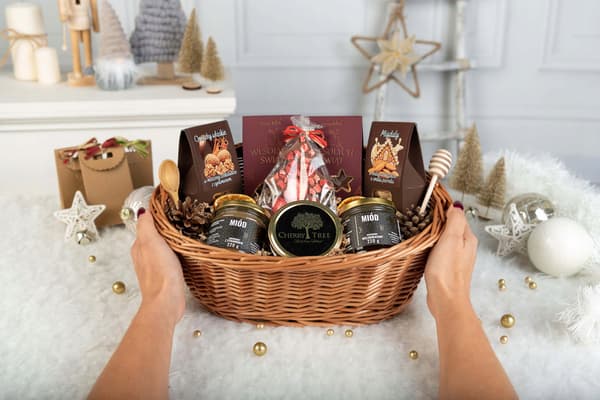 Flätad presentkorg stor set för jul med te, godis och honung