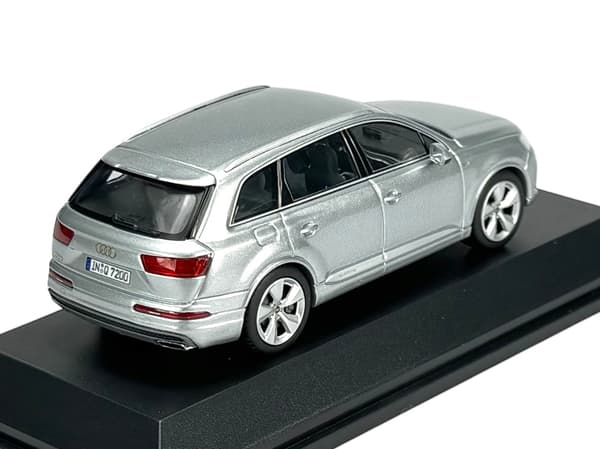FORHANDLERMODEL AUDI Q7 FOLIE SØLV 1:43 501.14.076.13