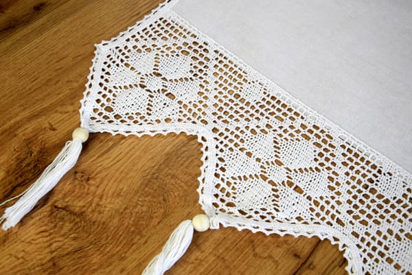 Vit bomullsgardin 90x100 slät textil med spets och fransar