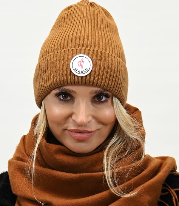 Snygg hösthatt med logotyp i karamellfärg n1