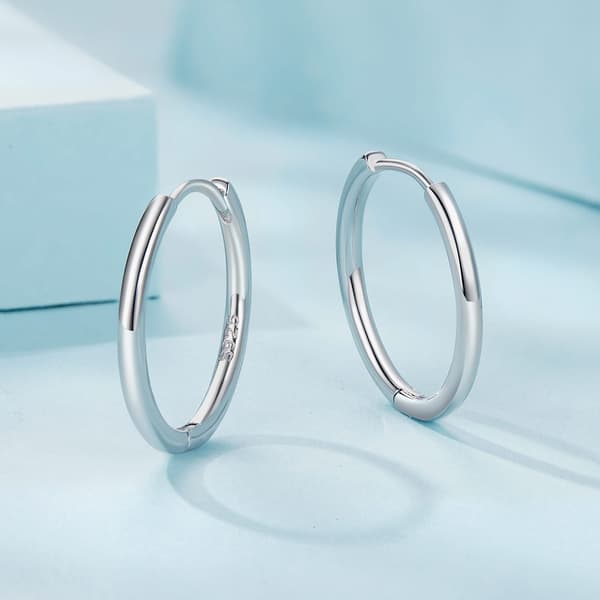 Eleganta klassiska ringörhängen i silver med spänne, storlek L