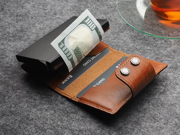 DOPPIO plånbok tillverkad av Nomad cognac-läder