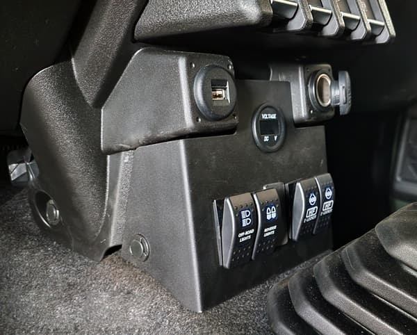 Panel til kontakter Carling til Suzuki Jimny sort (2018-) JB74