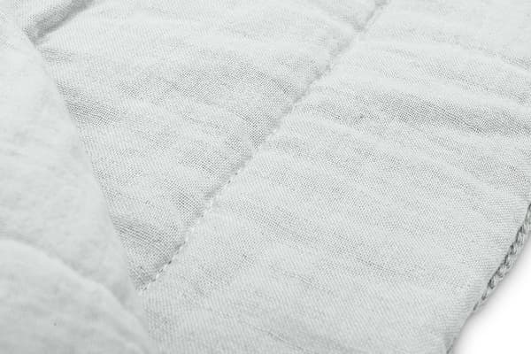 STRIKKET BARNESENGE MED MUSLIN, GRÅ