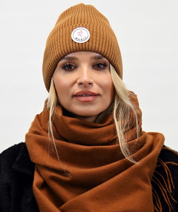 Snygg hösthatt med logotyp i karamellfärg n1