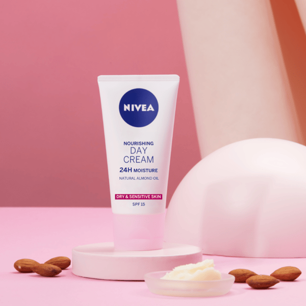 935540 NIVEA 24h kosteuttava ravitseva päiväkermo SPF 15