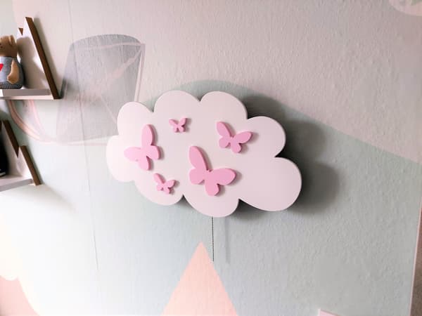 Sky-natlampe med sommerfugle