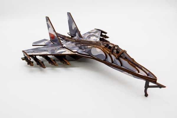 TRÆPUSLESPIL MED 3D-MODEL TIL MILITÆRFLY 00654