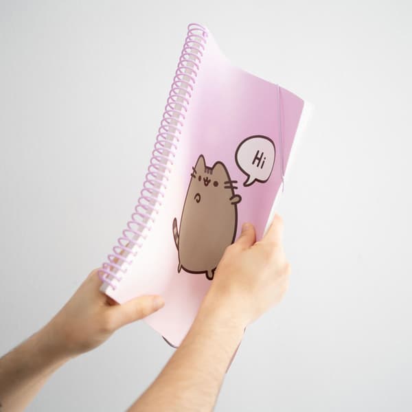 Pusheen - A4-bind med elastik + 30 gennemsigtige lommer