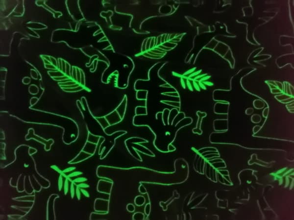 Lysende tæppe 150x200 farverige fluorescerende dinosaurer