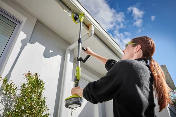 RYOBI teleskopisk roterande borste 18V