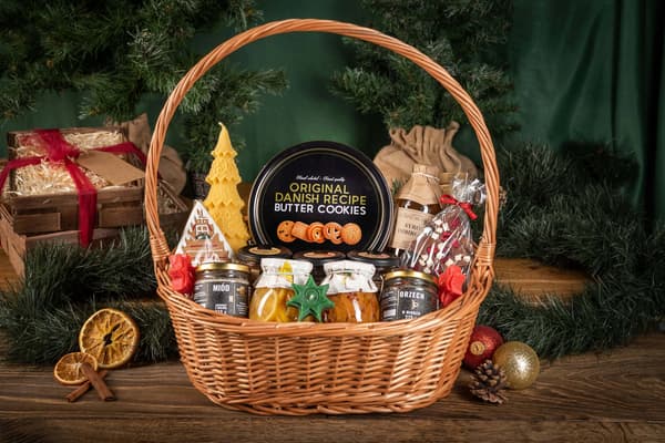 stor julpresentkorg ljus pepparkakor sötsaker