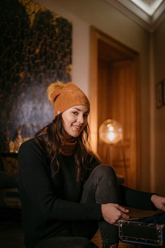 Modern sammetshatt med pompom i kamelfärgad sammet höst vinter universal