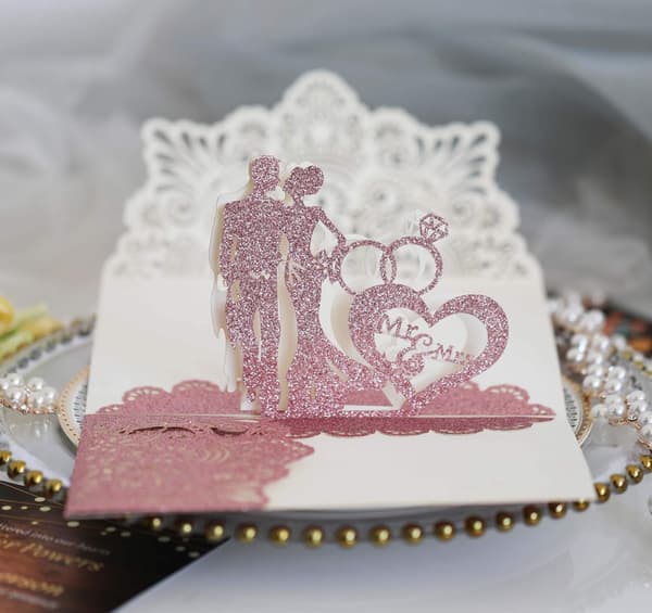 3D BRYLLUPSINVITATION MED LYSERØD GLITTER + KUVERT