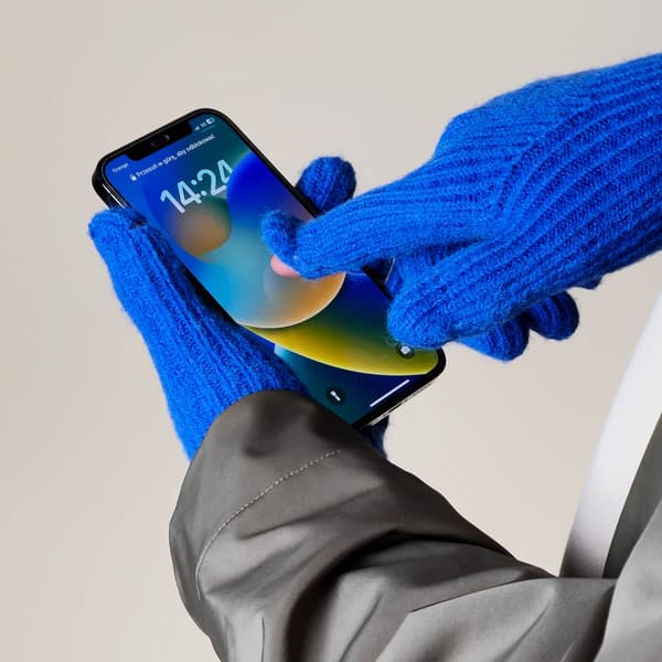 Flätade telefonhandskar med fingerutskärningar - blå