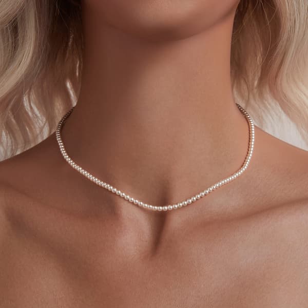 Elegant silverhalsband med snäckspärlor och justerbar längd