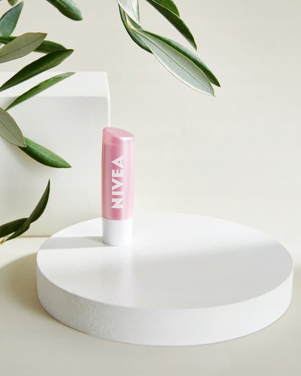 NIVEA Pearly Shine hoitoava huulipuna 4,8 g