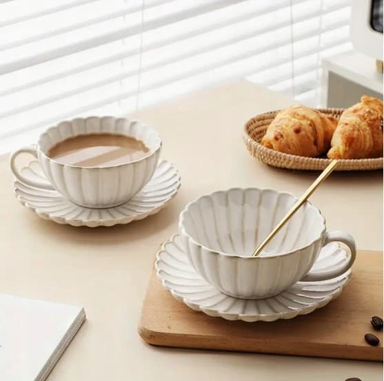Sæt elegant kop og underkop til te og kaffe keramik hvid stor