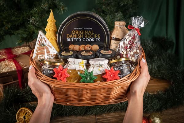 stor julpresentkorg ljus pepparkakor sötsaker