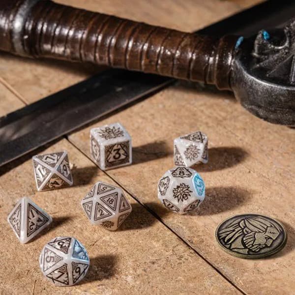 Q Workshop - The Witcher Tärningsset Geralt Den Vite Vargen