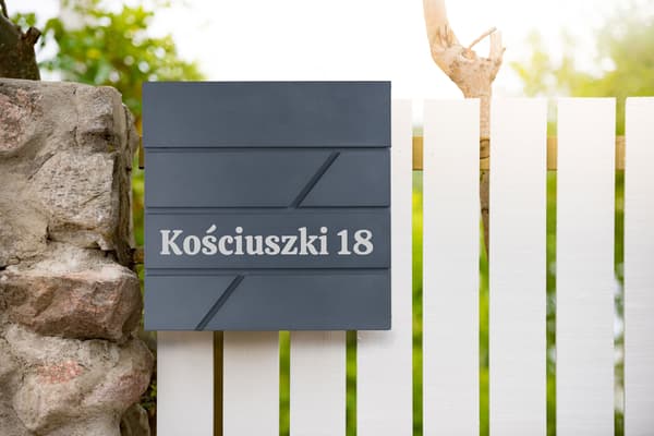 Tove antracit postkasse med indskrifter