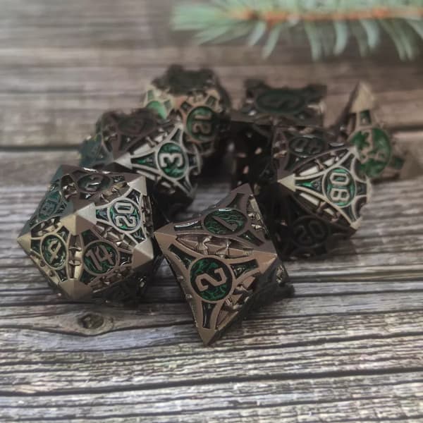 RPG-tärningar i skogen, set med 7 metalltärningar