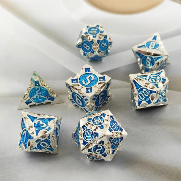 RPG-noppaenkeli 7 metallinopan setti