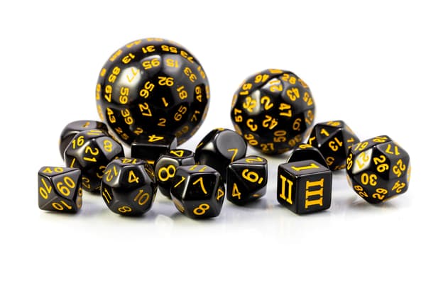 RPG-tärningar svarta och gula set med 15 tärningar