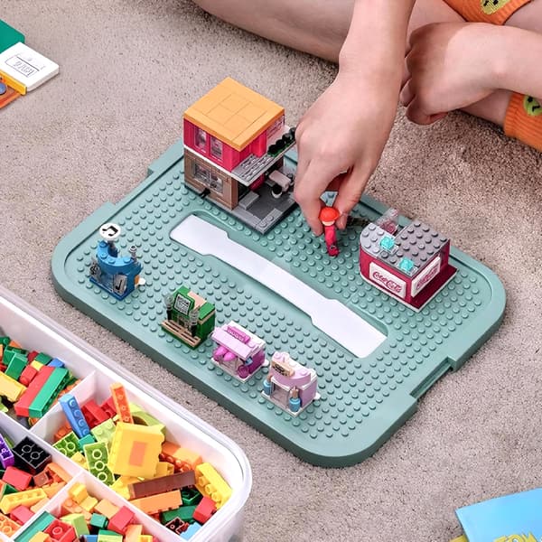 Neljäkerroksinen laatikko LEGO-leluille