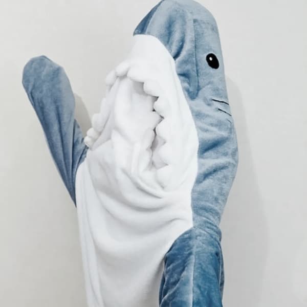 Hajkostume, hajpyjamas, hajstørrelser, blåt tæppe, hvid sovepose