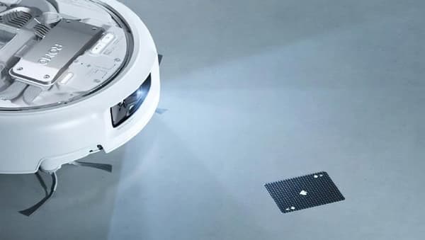 DJI ROMO En vit rengöringsrobot