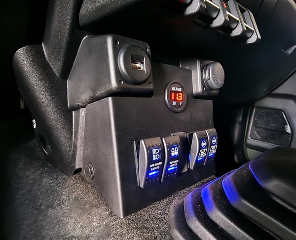 Panel til kontakter Carling til Suzuki Jimny sort (2018-) JB74
