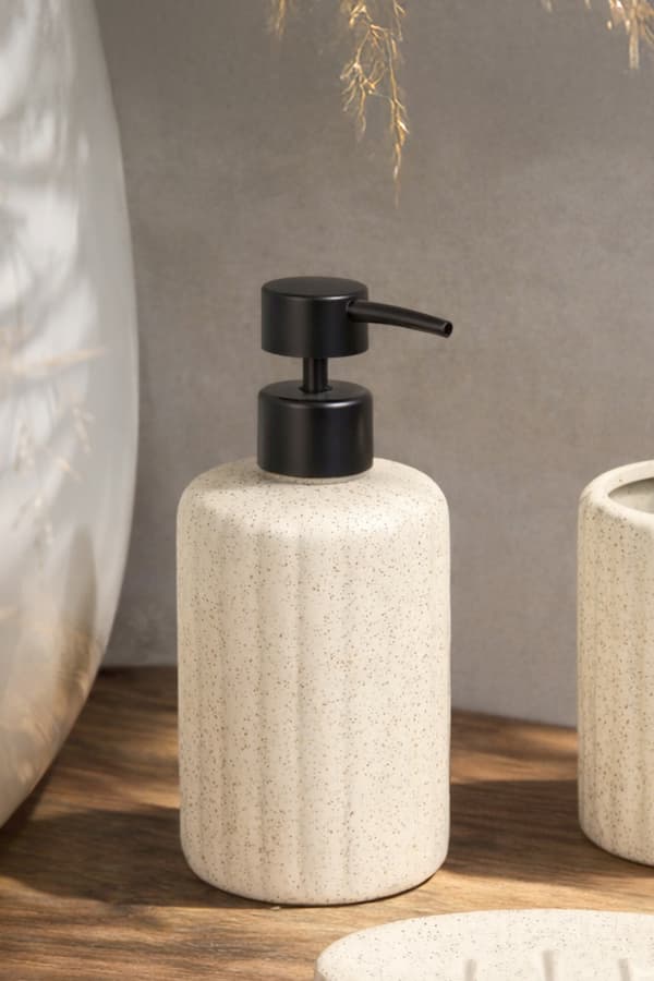 450 ml keramisk sæbedispenser med sort pumpe i Kenya