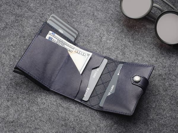 HIKER - CHIC Decor-plånbok i Nomad-garvat läder, marinblå