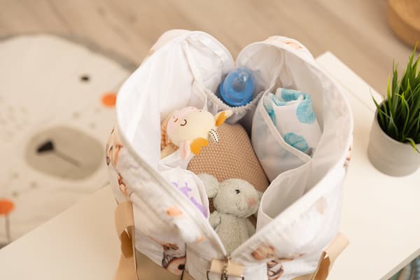 BEIGE BARNVAGNSVÄSKA I PU-LÄDER