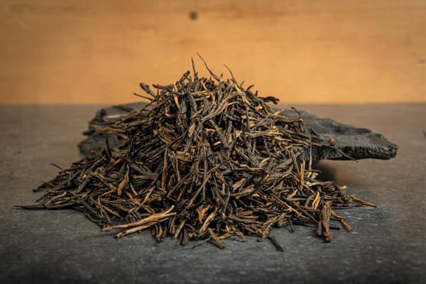 Sort løs te Black Needle lige sorte gyldne blade 50 g