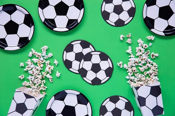 FOTBOLLSET: Tallrikar, koppar, servetter