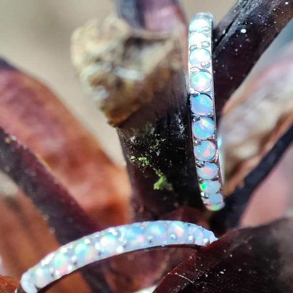 Titanklickring med vit opal OP18 - silver - TK-035 1.2/10