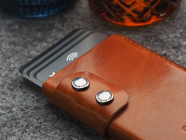 FUNKY plånbok tillverkad av Nomad cognac-läder