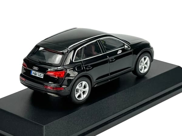 FORHANDLERMODEL AUDI Q5 MYTH SORT 1:43 501.16.056.33