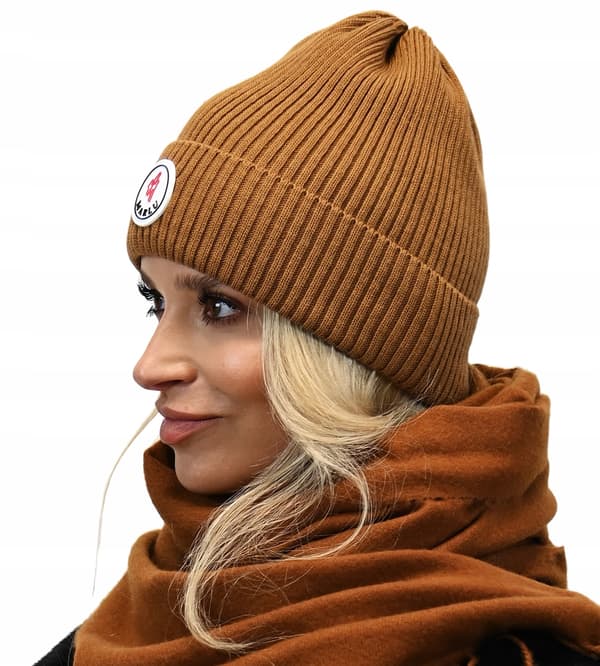 Snygg hösthatt med logotyp i karamellfärg n1