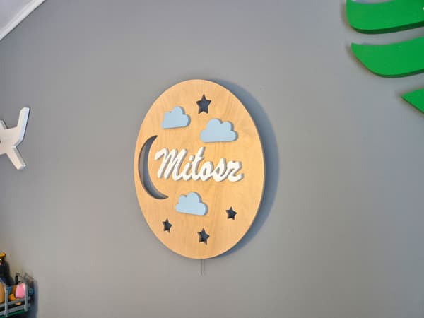 Tulajka natlampe med navnet Måne, stjerner, skyer