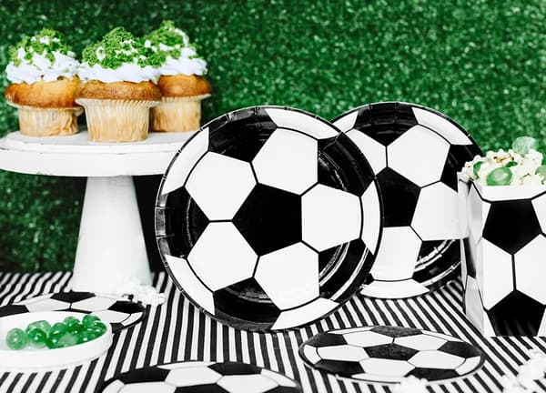 FOTBOLLSET: Tallrikar, koppar, servetter
