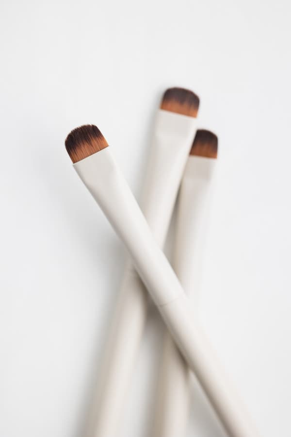 Rund cremefarvet pensel til permanent makeup skitse