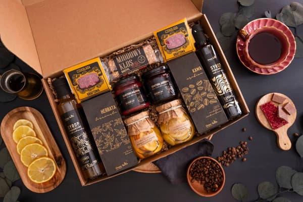 Stor gavekurv te kaffe sirupper chokolader citroner marmelader