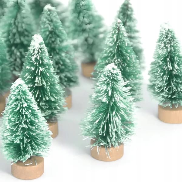 Set med 3 mini julgransprydnader på en kiste