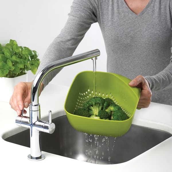 Joseph Joseph Colander kahvalla ja jaloilla