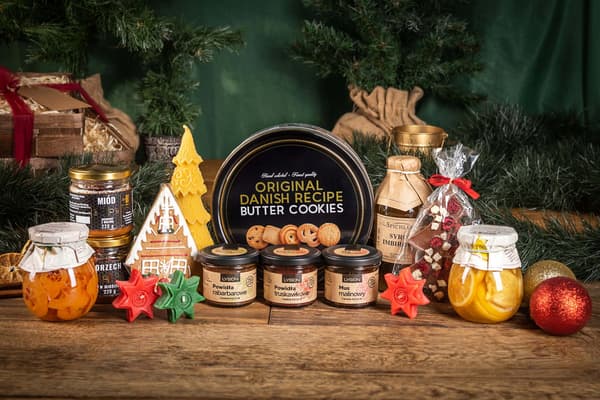 stor julpresentkorg ljus pepparkakor sötsaker