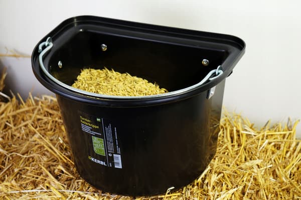 Fodertråg med slinga och båge, 12 l, SVART