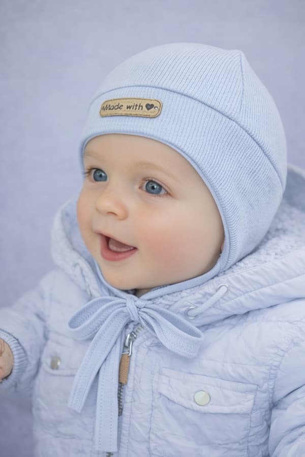 Baby pilothue 36-38 med binding, dækker ørerne, forårsblå
